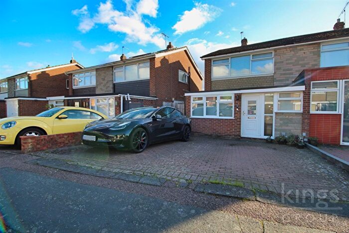 3 Bedroom Semi Detached House For Sale In Oakdene, Cheshunt, Waltham Cross, EN8