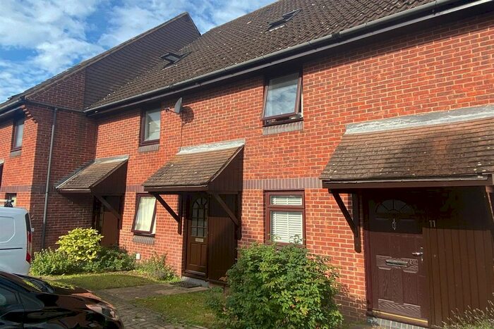 2 Bedroom Flat To Rent In Meon Close, Petersfield, Hampshire, GU32