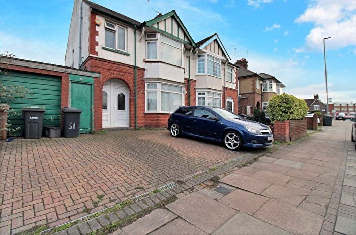 3 Bedroom Detached House To Rent In Grange Avenue, Luton, LU4