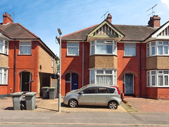 3 Bedroom Semi-Detached House For Sale In Chester Avenue, Luton, Bedfordshire, LU4