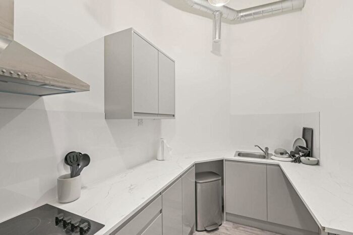 4 Bedroom Flat To Rent In High Road, North Finchley, London, N12