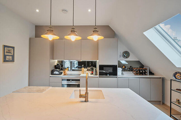 3 Bedroom Flat For Sale In Kingsbridge Court, Woodcote Valley Road, West Purley, CR8