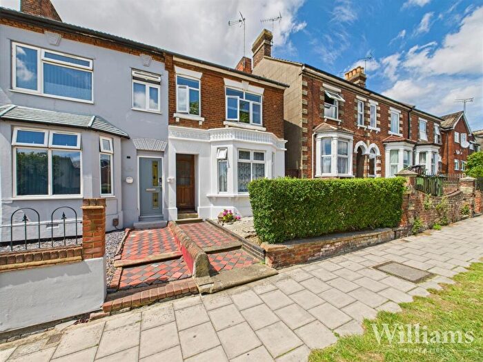 3 Bedroom Semi-Detached House For Sale In Bierton Road, Aylesbury, HP20