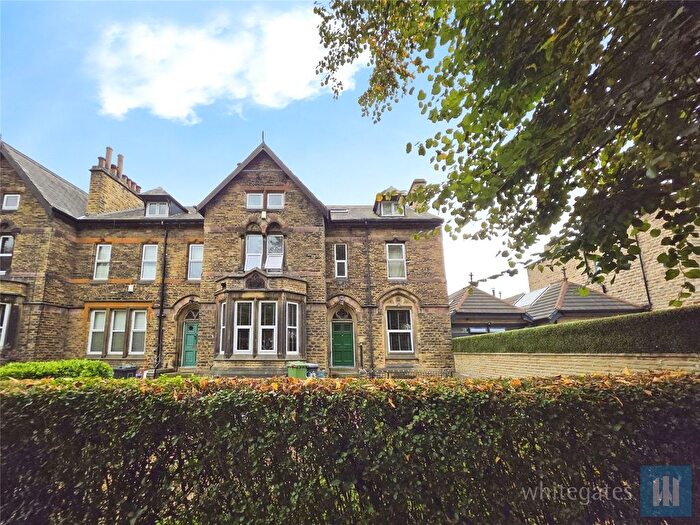 2 Bedroom Flat To Rent In Oxford Road, Dewsbury, West Yorkshire, WF13