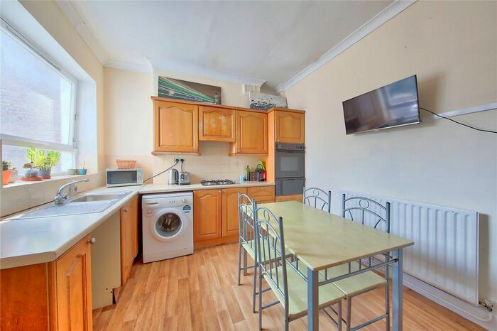 3 Bedroom Flat To Rent In Elms Crescent, London, SW4