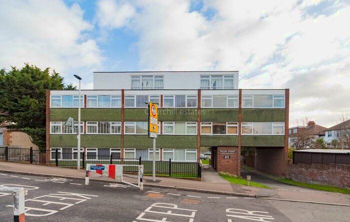 2 Bedroom Flat To Rent In Cavendish Avenue, Woodford Green, Essex, IG8