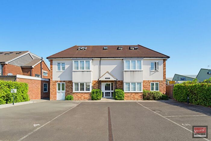 2 Bedroom Flat For Sale In Image Court, Lynegrove Avenue, Ashford, TW15
