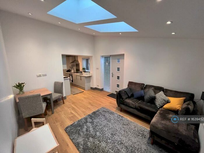 2 Bedroom Flat To Rent In Queens Rd, East Grinstead, RH19