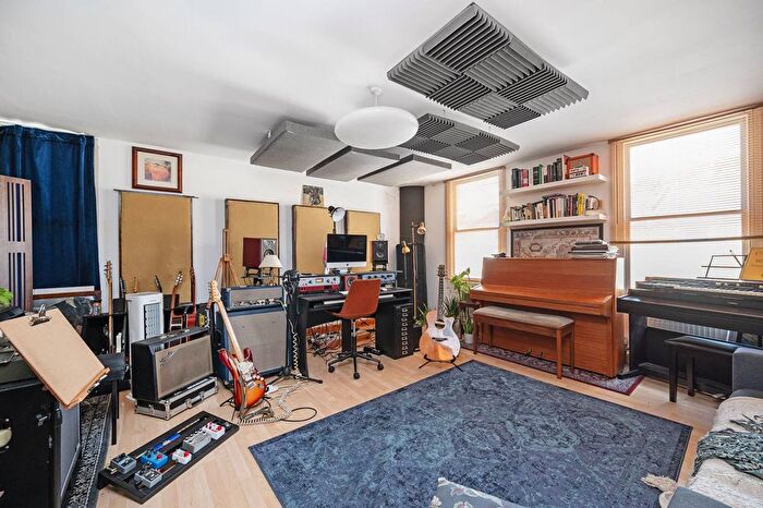 1 Bedroom Flat To Rent In Graham Road, Hackney, London, E8