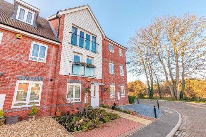 4 Bedroom Town House To Rent In Edgeworth Close, Langley, SL3