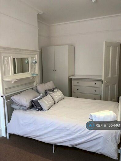 Studio To Rent In Yew Tree Road, Slough, SL1