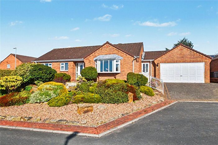 3 Bedroom Detached Bungalow For Sale In Hill Top Close, Tingley, Wakefield, West Yorkshire, WF3