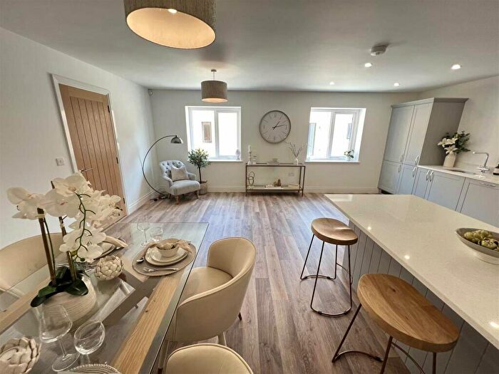 3 Bedroom End Of Terrace House For Sale In Barnston, Wirral, CH61