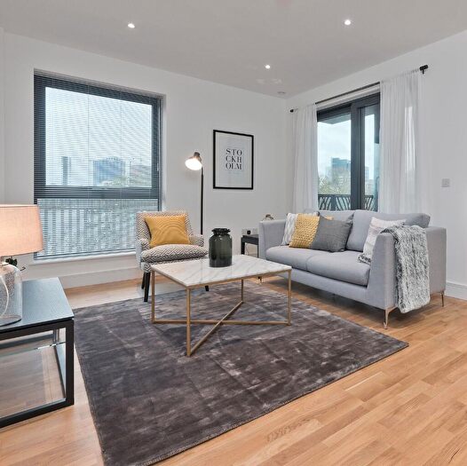 2 Bedroom Flat For Sale In Leven Road, London, E14