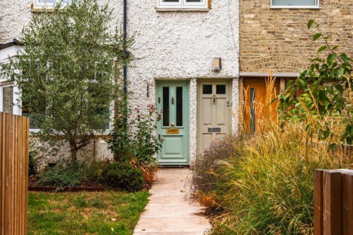 1 Bedroom Flat For Sale In St. Aidans Road, East Dulwich, London, SE22
