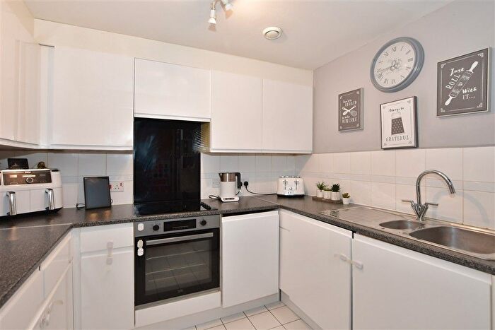 2 Bedroom Flat For Sale In Mckenzie Court, Maidstone, Kent, ME14