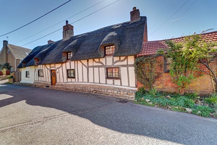 4 Bedroom Detached House For Sale In Spring Lane, Bedford, MK44