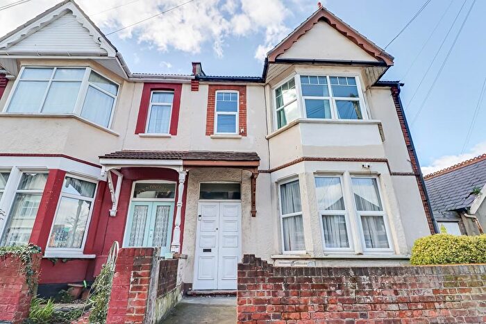 2 Bedroom Flat For Sale In Ramuz Drive, Westcliff-On-Sea, SS0