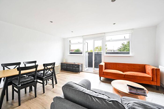 3 Bedroom Flat To Rent In Edith Grove, Chelsea, London, SW10