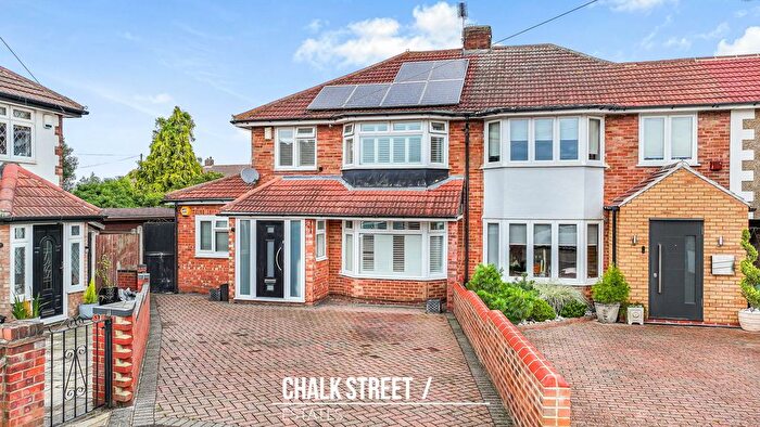 3 Bedroom End Terrace House For Sale In Ryder Gardens, Rainham, RM13