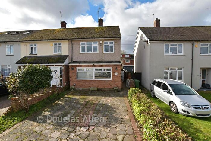 3 Bedroom End Of Terrace House For Sale In Amersham Road, Romford, Essex, RM3