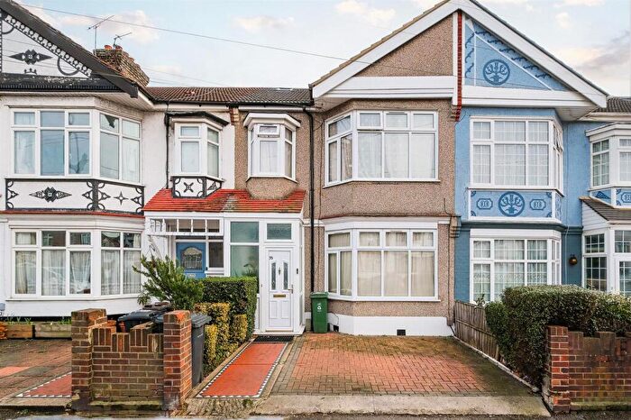 5 Bedroom House For Sale In Rowden Park Gardens, Chingford, E4