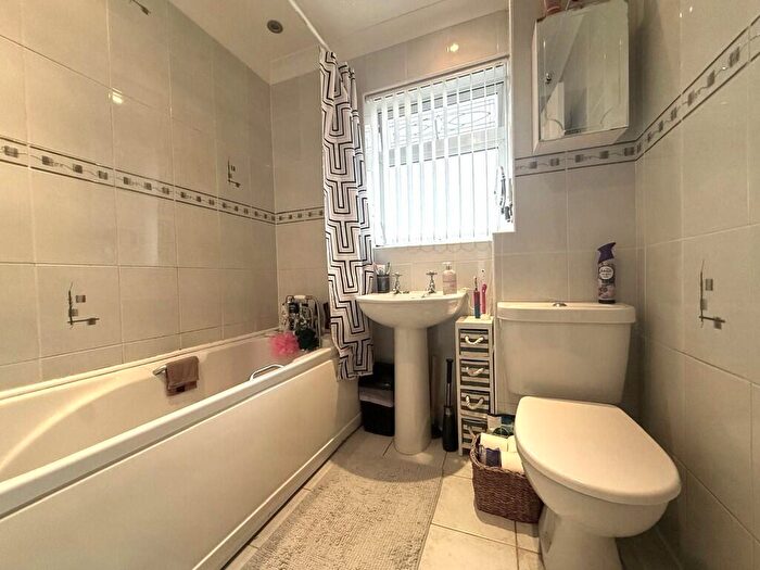 3 Bedroom Semi-Detached House For Sale In Drake Avenue, Chatteris, Cambs., PE16 - Photo 8