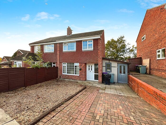 3 Bedroom Semi-detached House For Sale In Arnold Avenue, Gonerby Hill Foot, Grantham, NG31