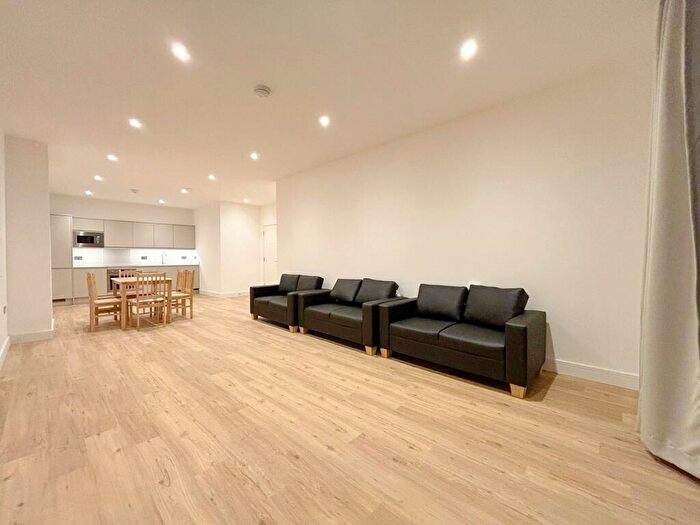 3 Bedroom Flat To Rent In Farnborough Road, Farnborough, Surrey, GU14