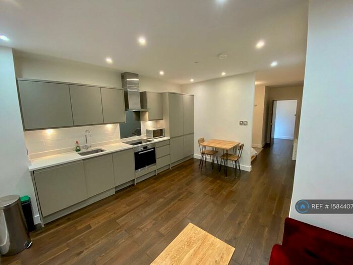 Studio To Rent In Walsingham House, London, N20