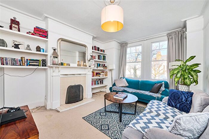 3 Bedroom Flat To Rent In Mantilla Road, London, SW17