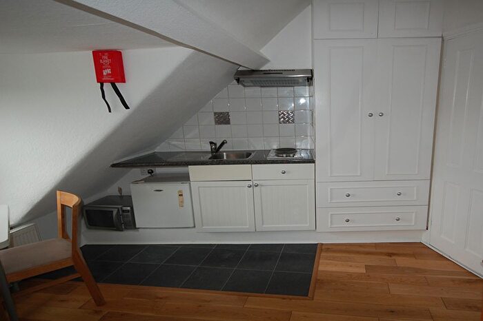 Studio To Rent In Chiswick High Road, London, W4