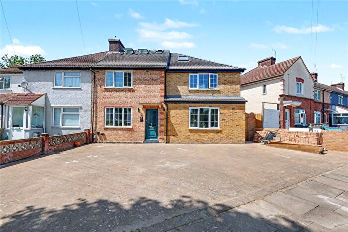6 Bedroom End Of Terrace House For Sale In Broadfield Square, Enfield, EN1