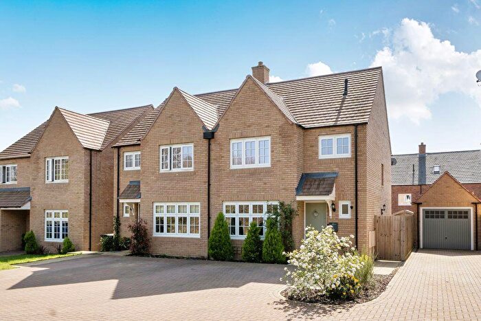 3 Bedroom Semi-Detached House For Sale In Betts Close, Banbury, OX16