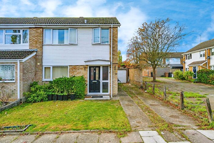 3 Bedroom Semi Detached House For Sale In Bracklesham Gardens, Luton, Bedfordshire, LU2
