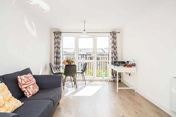 2 Bedroom Flat To Rent In Candle Street, Stepney Green, E1