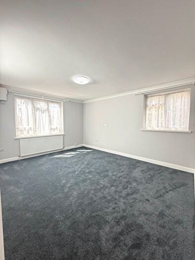 3 Bedroom Flat To Rent In Norwood Close, Norwood Green, UB2