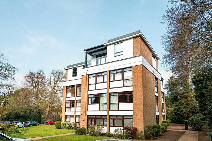 2 Bedroom Flat To Rent In Beechcroft Manor, Weybridge, Surrey, KT13
