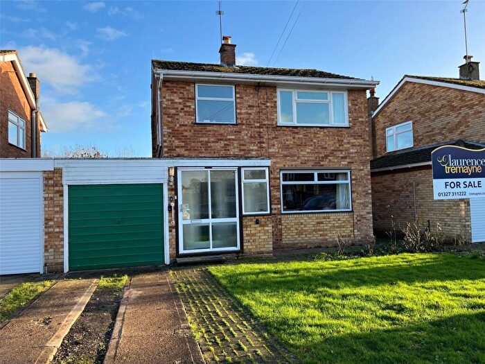 3 Bedroom Link Detached House For Sale In Home Close, Staverton, Northamptonshire, NN11