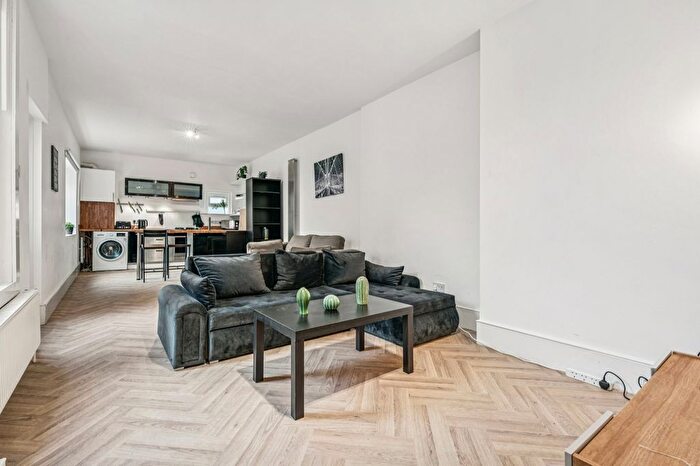 2 Bedroom Flat To Rent In Bedford Hill, Wandsworth Common, SW12
