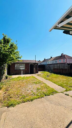 3 Bedroom End Of Terrace House To Rent In Lake Avenue, Rainham, RM13