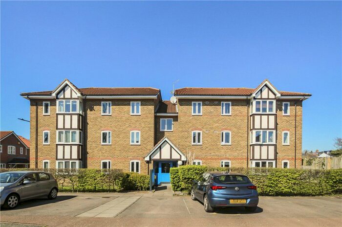 2 Bedroom Flat To Rent In Woodgate Drive, Streatham, London, SW16