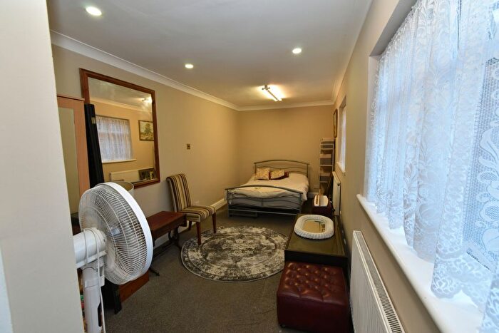 1 Bedroom Studio To Rent In Hardwicke Avenue, Heston, Hounslow, TW5