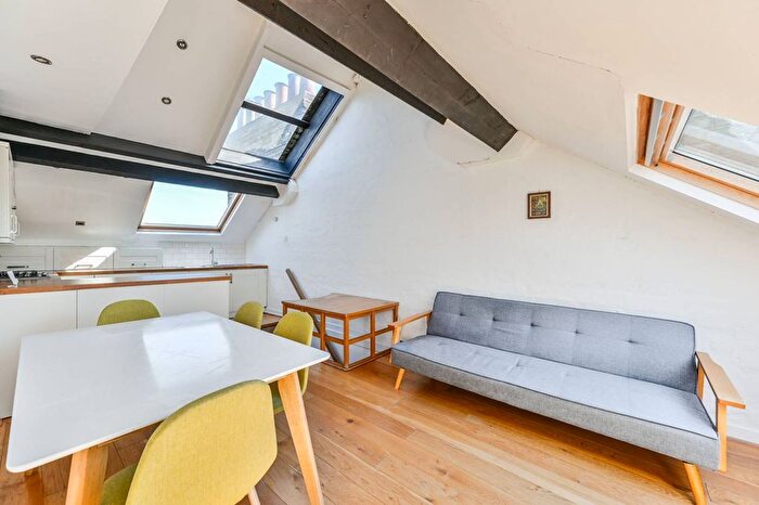 2 Bedroom Flat To Rent In Clapham Common North Side, Clapham, London, SW4