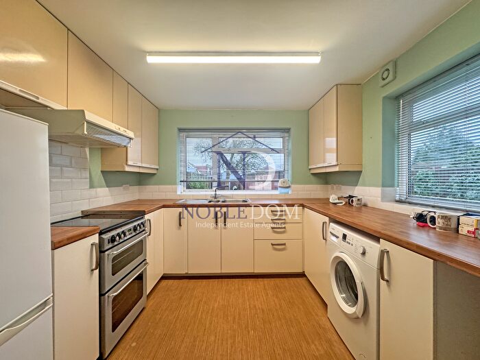 3 Bedroom Bungalow To Rent In Eastmead Avenue, Greenford, UB6