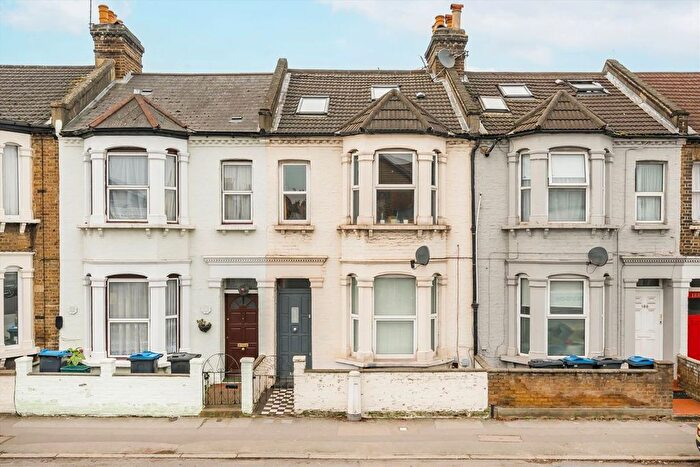 3 Bedroom Flat To Rent In Haydons Road, London, SW19