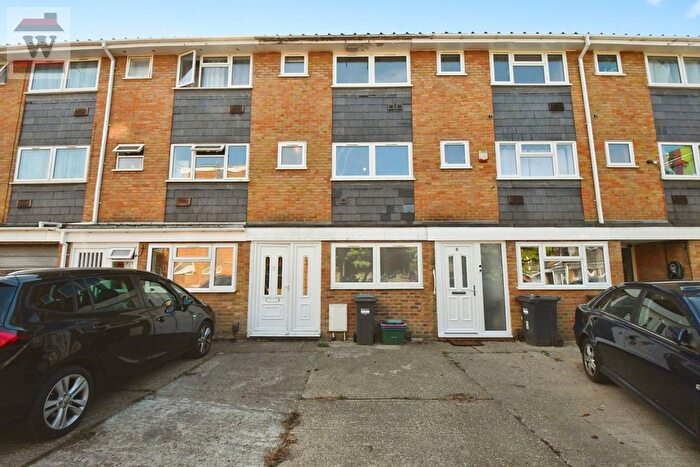 4 Bedroom Town House To Rent In Aplin Way, Isleworth, TW7