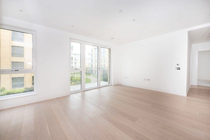 2 Bedroom Flat To Rent In Pinewood Gardens, Teddington, TW11