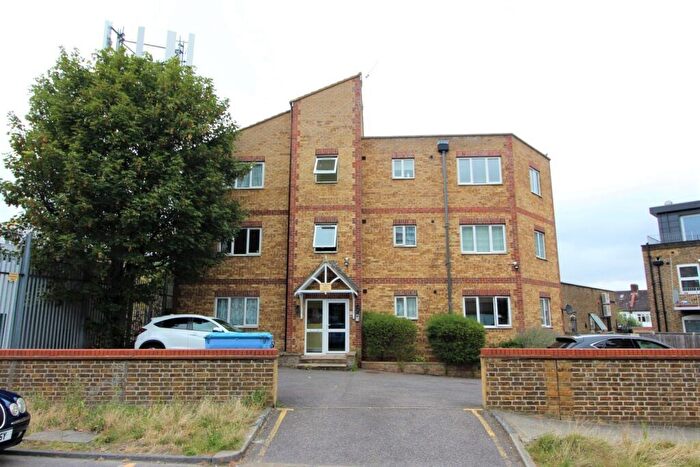 1 Bedroom Flat To Rent In Cranbrook Lane, N11