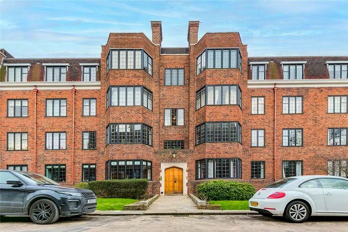3 Bedroom Flat To Rent In Selwyn House, Manor Fields, London, SW15